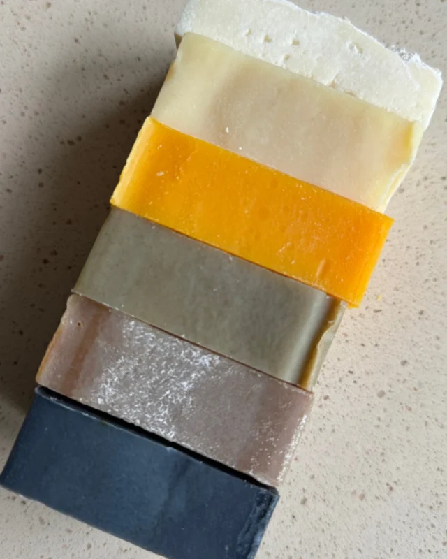 No synthetic dyes, just the beauty of botanicals 🌱 Our soaps are made with all-natural ingredients, so that means all-natural colours ✨

#handmadesoap #naturalskincare #veganbeauty #PicobelloOils #YorkshireSoap #palmOilFree #essentialoils #summersoap #sensitiveSkinCare #EcoSkincare
