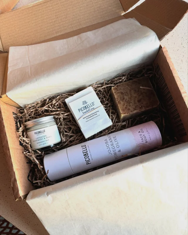Picobello essentials ✨ What’s in here? 👇

🤍 Face & Body Oil 
🤍 Juniper Soap Bar
🤍 Household Soap Bar 
🤍 Deodorant Balm